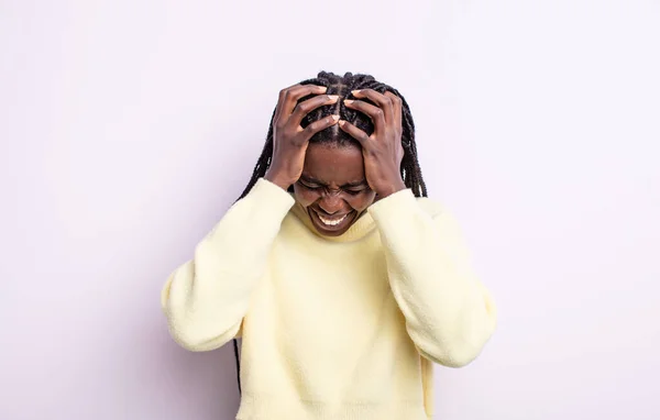 Negra Bonita Mujer Sintiéndose Estresada Frustrada Levantando Las Manos Cabeza —  Fotos de Stock