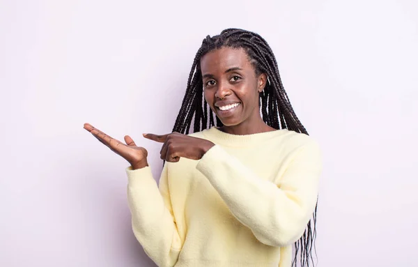 Černá Hezká Žena Vesele Usmívá Ukazuje Kopírování Prostoru Dlani Boku — Stock fotografie