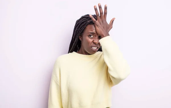Black Pretty Woman Raising Palm Forehead Thinking Oops Making Stupid —  Fotos de Stock