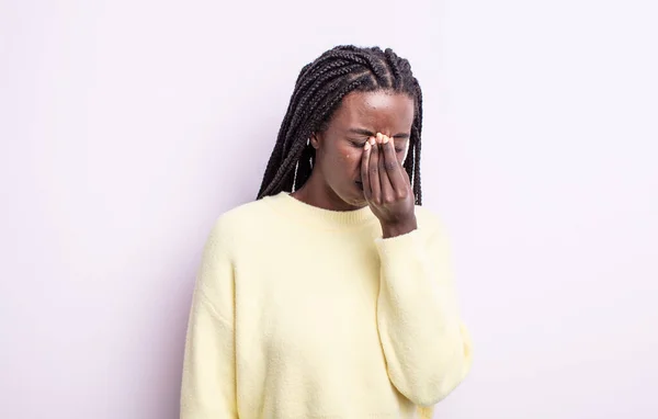 Negro Bonita Mujer Sintiéndose Estresada Infeliz Frustrada Tocando Frente Sufriendo —  Fotos de Stock