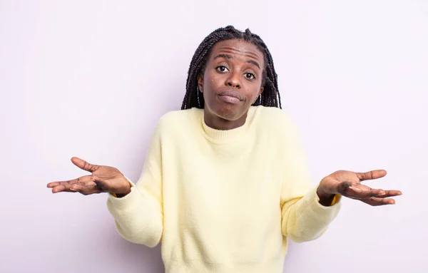 Negro Bonita Mujer Sintiéndose Desconcertado Confundido Inseguro Acerca Respuesta Correcta —  Fotos de Stock