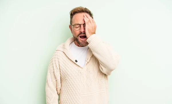 Hombre Guapo Mediana Edad Que Parece Somnoliento Aburrido Bostezando Con —  Fotos de Stock