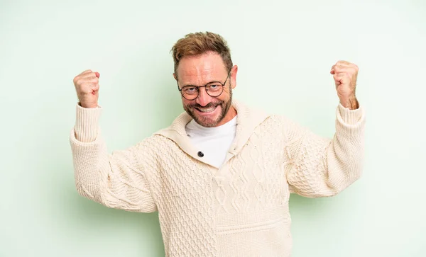 Hombre Guapo Mediana Edad Gritando Triunfalmente Pareciendo Emocionado Feliz Sorprendido —  Fotos de Stock