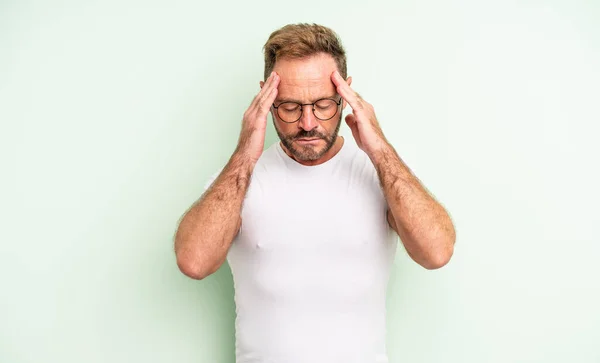 Hombre Guapo Mediana Edad Buscando Estresado Frustrado Trabajando Bajo Presión —  Fotos de Stock