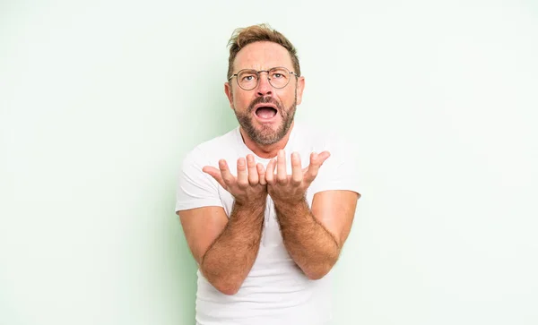 Hombre Guapo Mediana Edad Buscando Desesperado Frustrado Estresado Infeliz Molesto — Foto de Stock