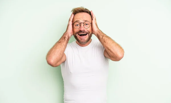 Gutaussehender Mann Mittleren Alters Der Die Hände Zum Kopf Hebt — Stockfoto