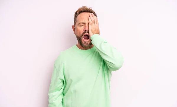 Hombre Guapo Mediana Edad Que Parece Somnoliento Aburrido Bostezando Con — Foto de Stock