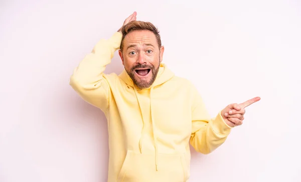 Homem Bonito Meia Idade Rindo Olhando Feliz Positivo Surpreso Percebendo — Fotografia de Stock