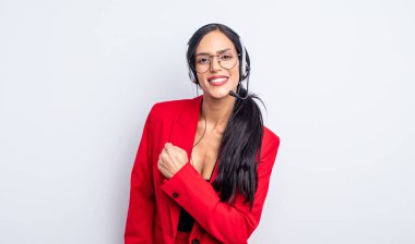 Güzel İspanyol bir kadın kendini mutlu hissediyor ve bir meydan okumayla yüzleşiyor ya da kutluyor. tele pazarlama kavramı