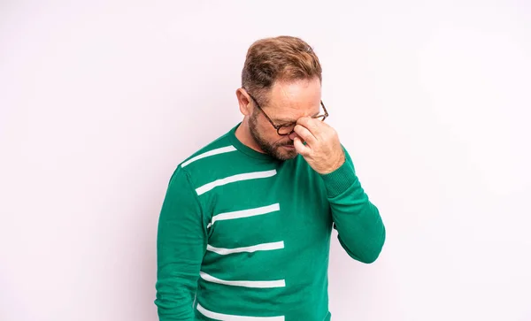 Homem Bonito Meia Idade Sentindo Estressado Infeliz Frustrado Tocando Testa — Fotografia de Stock