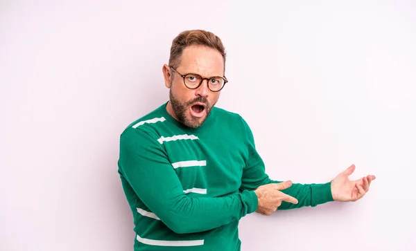 Homem Bonito Meia Idade Sentindo Chocado Surpreso Apontando Para Copiar — Fotografia de Stock