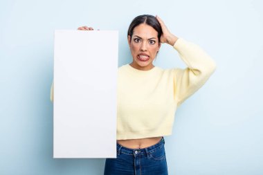 Oldukça İspanyol bir kadın stresli, endişeli ya da korkmuş, elleri başının üstünde. boş alan kavramı