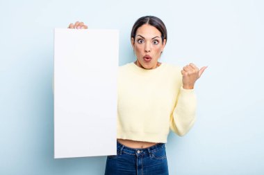 İnanamadığı için afallamış İspanyol bir kadın. boş alan kavramı