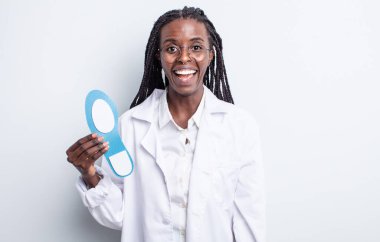 Güzel siyah kadın mutlu ve hoş bir şekilde şaşırmış görünüyor. podiatrist kavramı