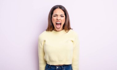 Güzel İspanyol kadın agresif bir şekilde bağırıyor, çok kızgın, sinirli, öfkeli ya da sinirli görünüyor, hayır diyor.