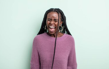 Siyah, güzel bir kadın agresif bir şekilde bağırıyor, kızgın, sinirli, öfkeli ya da sinirli görünüyor, hayır diyor.