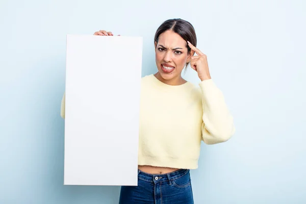 Pretty Hispanic Woman Feeling Confused Puzzled Showing You Insane Blank — Stock Photo, Image
