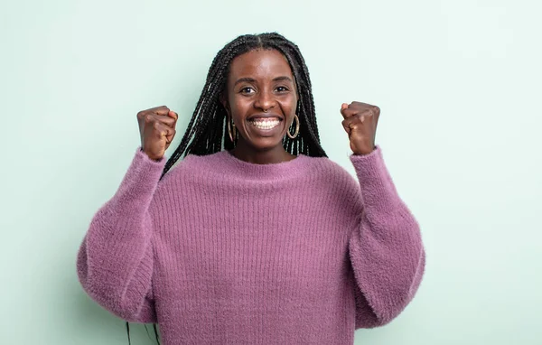 Negro Bonita Mujer Sintiéndose Feliz Sorprendido Orgulloso Gritando Celebrando Éxito —  Fotos de Stock