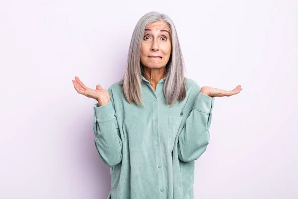 Mujer Pelo Gris Mediana Edad Sintiéndose Desconcertada Confundida Dudando Ponderando —  Fotos de Stock