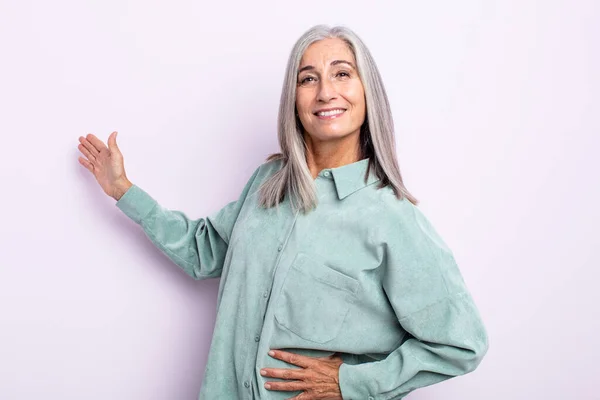Orta Yaşlı Beyaz Saçlı Kadın Mutlu Neşeli Hissediyor Gülümsüyor Seni — Stok fotoğraf