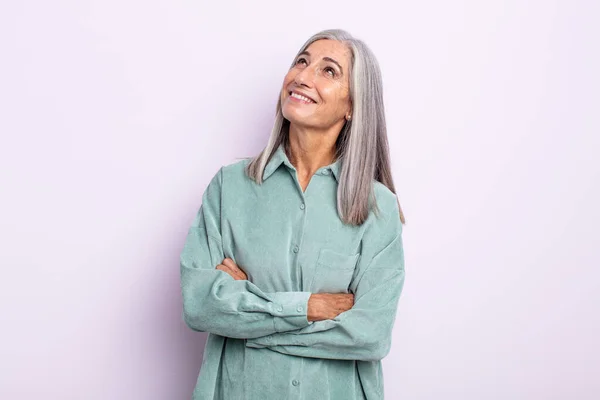 Orta Yaşlı Beyaz Saçlı Kadın Mutlu Gururlu Umutlu Merak Eden — Stok fotoğraf