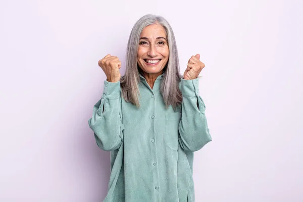 Mulher Cabelo Grisalho Meia Idade Sentindo Chocado Animado Feliz Rindo — Fotografia de Stock