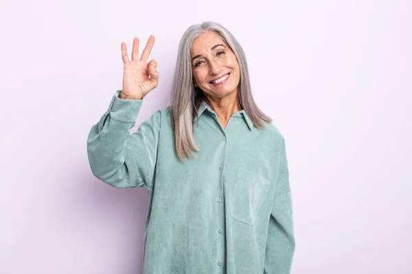 Mujer Pelo Gris Mediana Edad Sintiéndose Feliz Relajada Satisfecha Mostrando — Foto de Stock