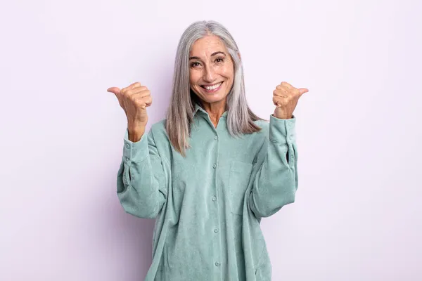 Mujer Pelo Gris Mediana Edad Sonriendo Alegremente Luciendo Feliz Sintiéndose —  Fotos de Stock
