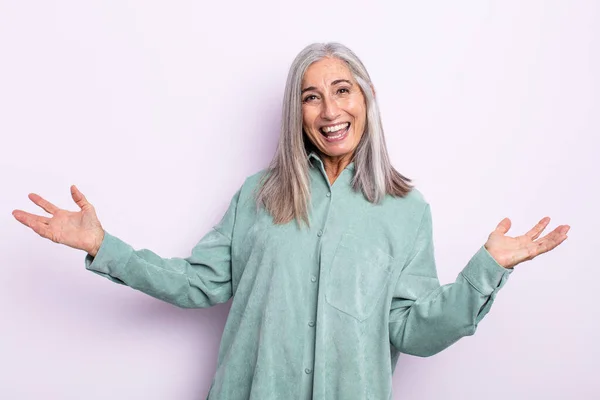 Mujer Pelo Gris Mediana Edad Que Feliz Arrogante Orgulloso Satisfecho — Foto de Stock