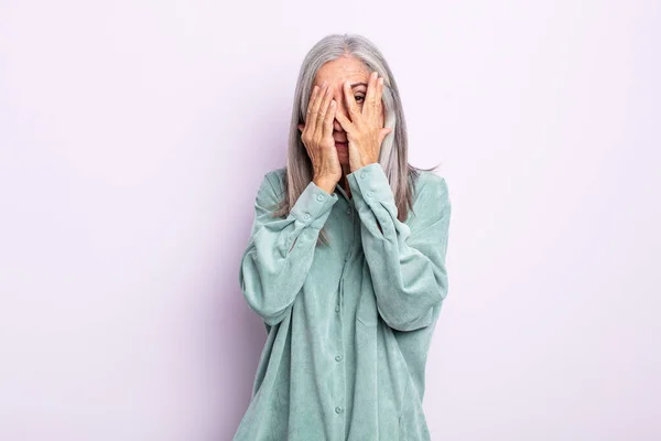 Mulher Cabelo Grisalho Meia Idade Cobrindo Rosto Com Mãos Espreitando — Fotografia de Stock