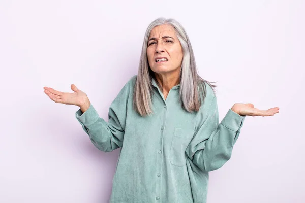 Mezza Età Donna Capelli Grigi Cercando Perplesso Confuso Stressato Chiedendo — Foto Stock