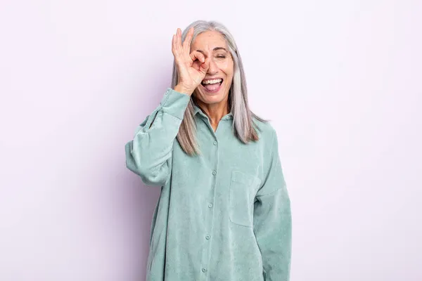 Mujer Pelo Gris Mediana Edad Sonriendo Felizmente Con Cara Divertida —  Fotos de Stock