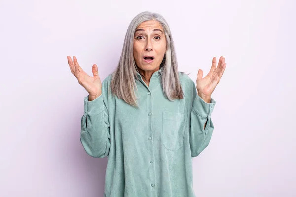 Orta Yaşlı Beyaz Saçlı Kadın Mutlu Heyecanlı Şaşırmış Şok Olmuş — Stok fotoğraf