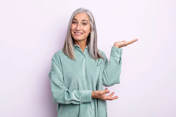 Orta Yaşlı Beyaz Saçlı Kadın Gururla Kendine Güvenerek Gülümsüyor Mutlu — Stok fotoğraf