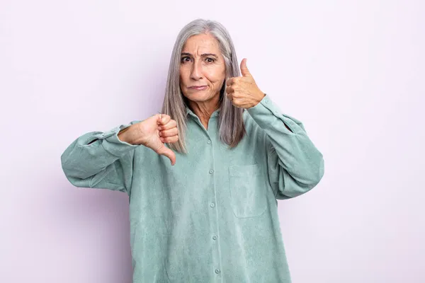 Frau Mittleren Alters Mit Grauem Haar Fühlt Sich Verwirrt Ahnungslos — Stockfoto