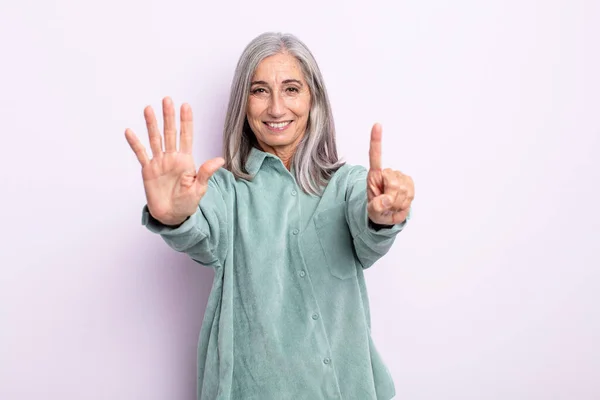 Mezza Età Donna Capelli Grigi Sorridente Guardando Amichevole Mostrando Numero — Foto Stock