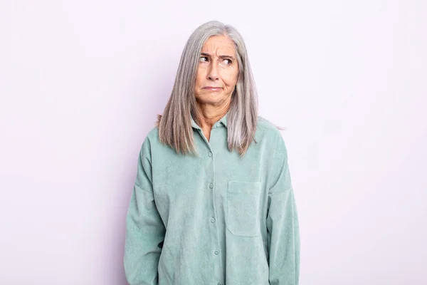 Średni Wiek Siwe Włosy Kobieta Uczucie Smutku Zdenerwowany Lub Zły — Zdjęcie stockowe