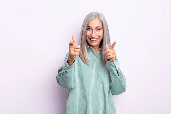 Orta Yaşlı Beyaz Saçlı Kadın Kendini Mutlu Havalı Tatmin Olmuş — Stok fotoğraf