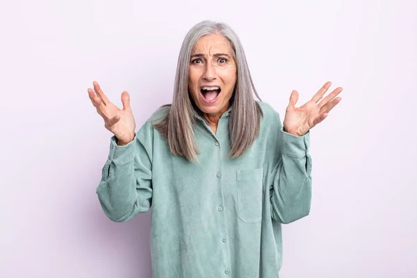 Mujer Pelo Gris Mediana Edad Sintiéndose Feliz Asombrado Afortunado Sorprendido —  Fotos de Stock