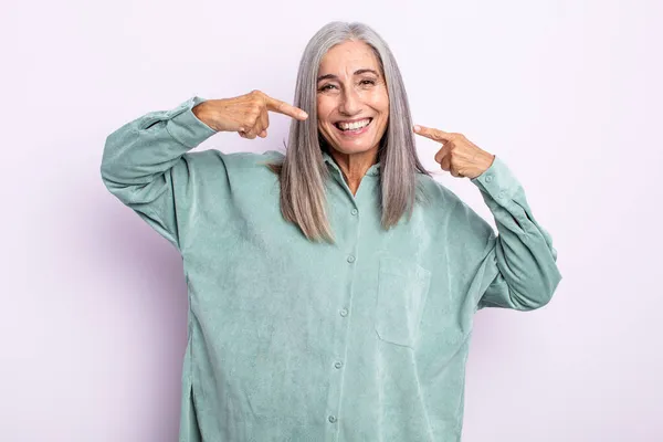 Mujer Pelo Gris Mediana Edad Sonriendo Con Confianza Apuntando Propia —  Fotos de Stock