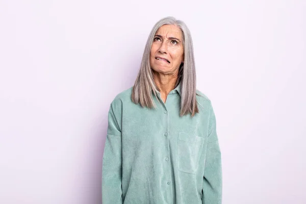 Frau Mittleren Alters Mit Grauem Haar Sieht Verwirrt Und Verwirrt — Stockfoto