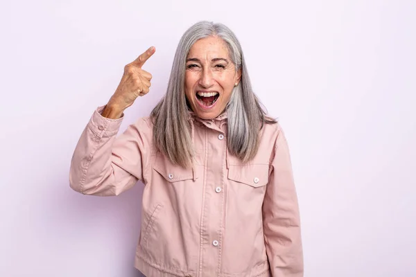 Orta Yaşlı Gri Saçlı Bir Kadın Kızgın Agresif Bir Ifadeyle — Stok fotoğraf