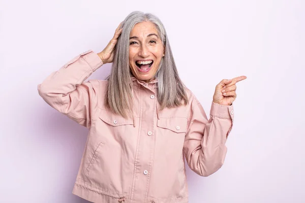 Mujer Pelo Gris Mediana Edad Riendo Mirando Feliz Positivo Sorprendido —  Fotos de Stock