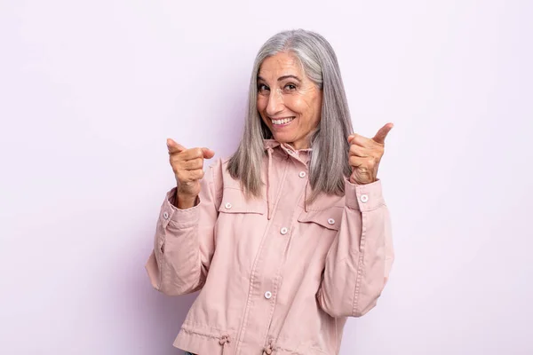 Середнього Віку Сіре Волосся Жінка Посміхається Позитивним Успішним Щасливим Ставленням — стокове фото