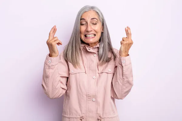 Mezza Età Capelli Grigi Donna Sorridente Ansiosamente Incrociando Entrambe Dita — Foto Stock