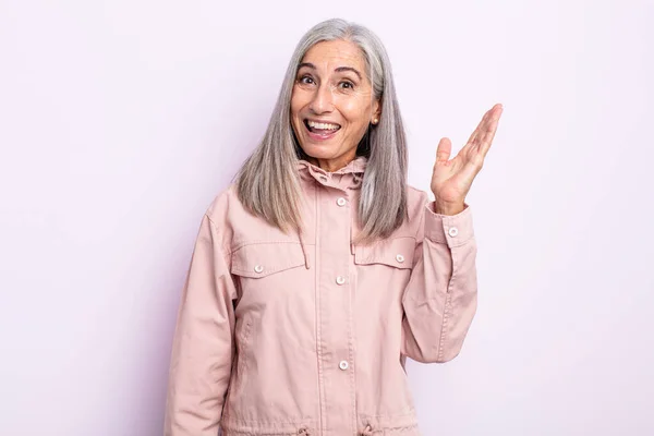 Mezza Età Capelli Grigi Donna Sentirsi Felice Sorpreso Allegro Sorridendo — Foto Stock