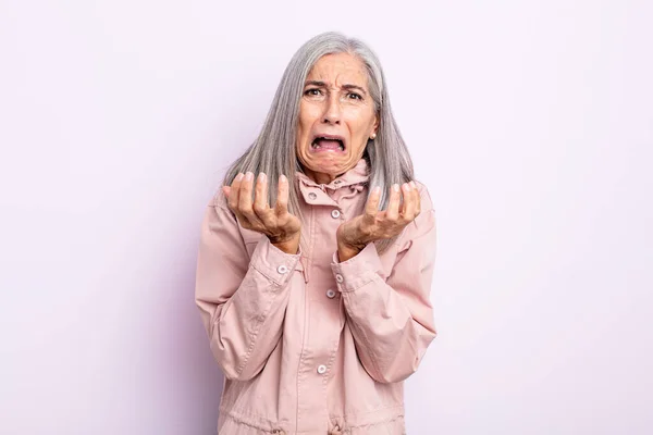 Średni Wiek Siwe Włosy Kobieta Patrząc Zdesperowany Sfrustrowany Zestresowany Nieszczęśliwy — Zdjęcie stockowe
