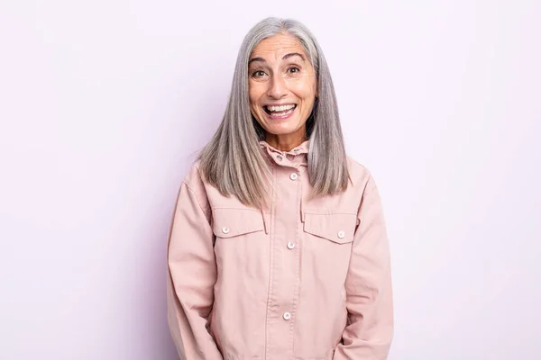 Mulher Cabelo Grisalho Meia Idade Olhando Feliz Agradavelmente Surpreso Animado — Fotografia de Stock