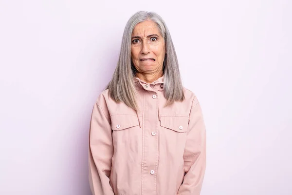 Mujer Pelo Gris Mediana Edad Sintiéndose Confundida Dudosa Preguntándose Tratando —  Fotos de Stock
