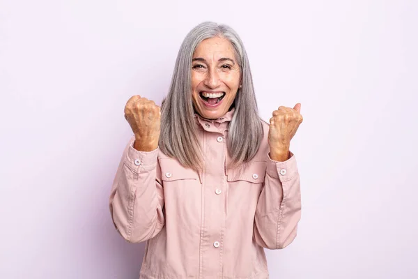 Mujer Pelo Gris Mediana Edad Gritando Triunfalmente Riendo Sintiéndose Feliz —  Fotos de Stock